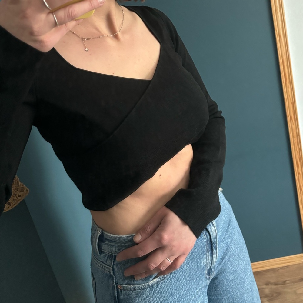 Black Scoop Neck Crop Top